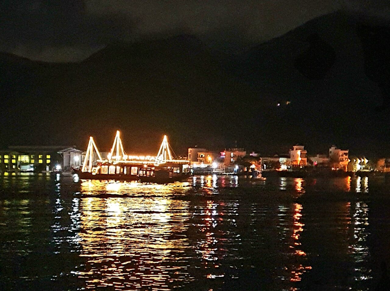 Вечерний круиз в Нячанге