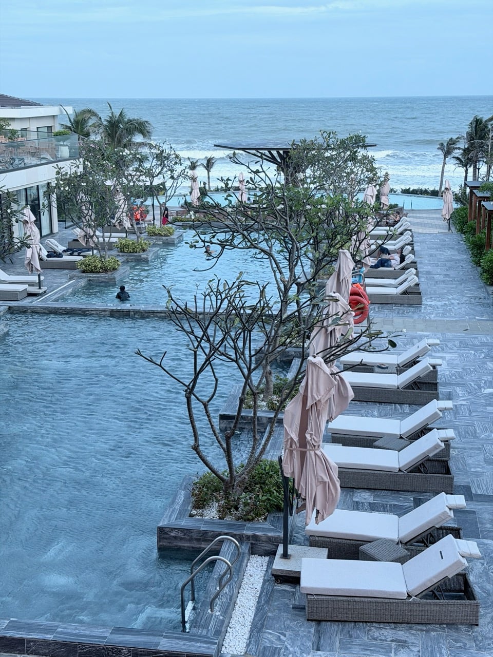 從芽莊到美奈（在太陽後面）